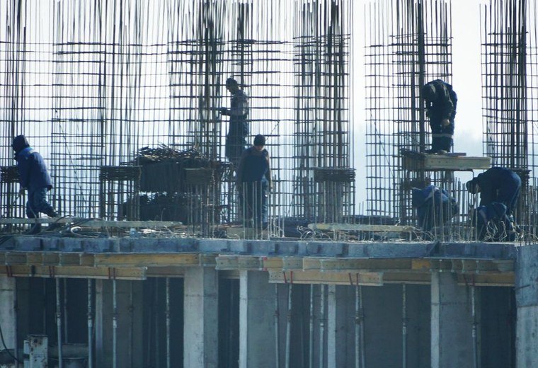 Gewapend betonnen skelet van een gebouw in aanbouw