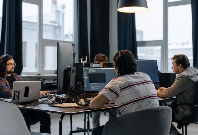 Softwareentwickler schreiben Code in einem Büro