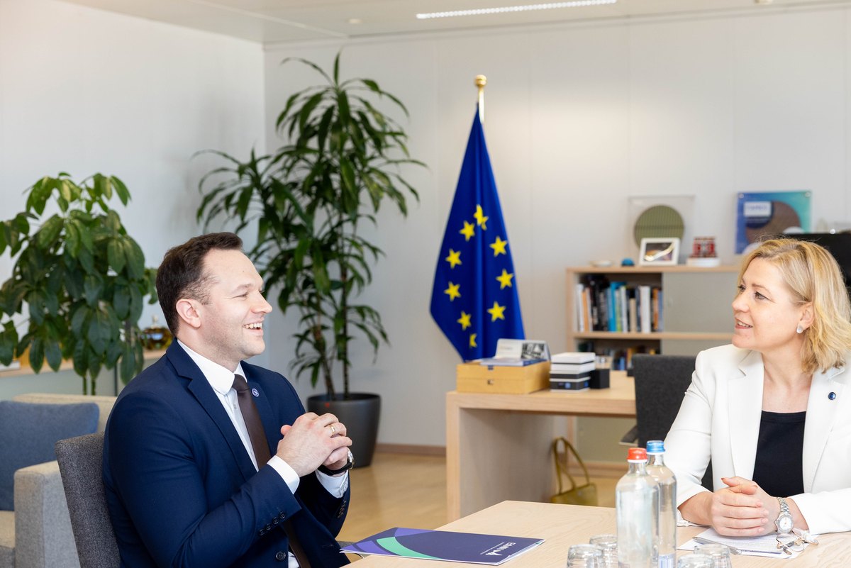 Edvinas Grikšas, de Litouwse minister van Economie en Innovatie, ontmoet uitvoerend vicevoorzitter Henna Virkkunen bij de Europese Commissie in februari 2026